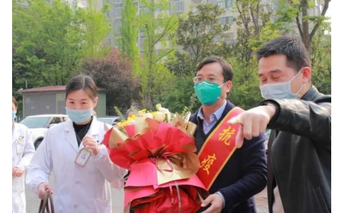 曾普華醫(yī)生抗疫歸來14天后走出隔離區(qū)：先來看看我的病人們！