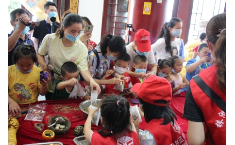 20余名小記者齊聚漢方神農(nóng)中醫(yī)館，探秘端午民俗里的中醫(yī)藥文化！