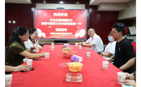 天元區(qū)副區(qū)長(zhǎng)蔡滔，湖南中醫(yī)藥大學(xué)教授孫貴香一行蒞臨神農(nóng)中醫(yī)館參觀調(diào)研！