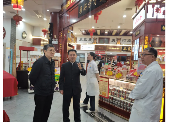 株洲市衛(wèi)健委黨委委員、副主任鄧躍東一行蒞臨神農(nóng)中醫(yī)館調(diào)研指導(dǎo)工作